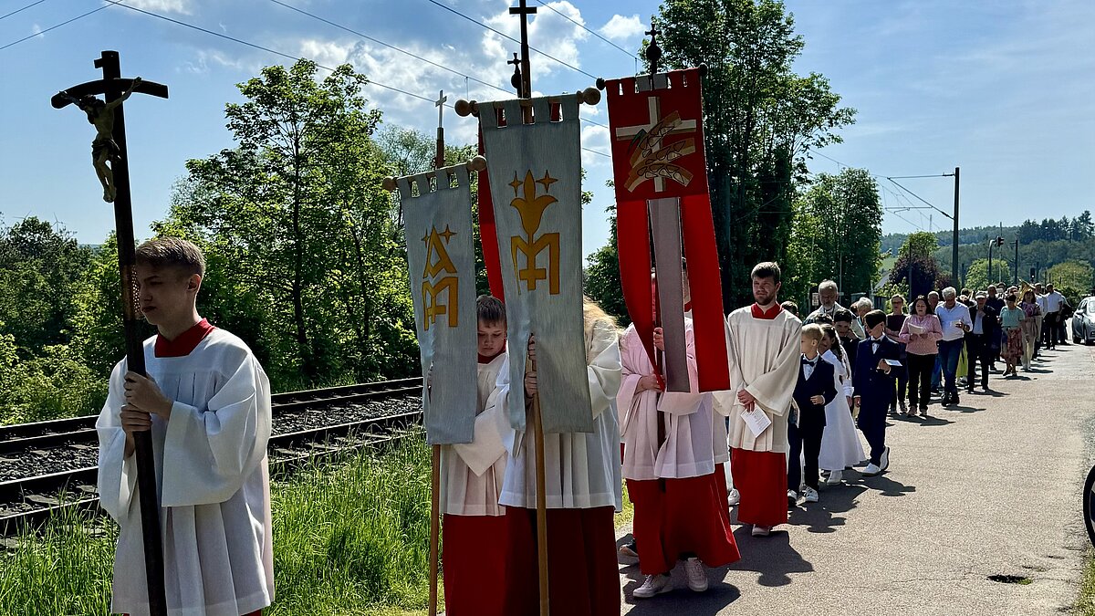 Marienprozession zur Lourdesgrotte Niederselters